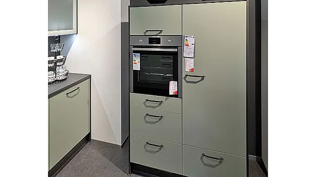 L-Küche mit Schrank