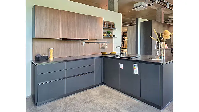 L-Küche mit Schrank