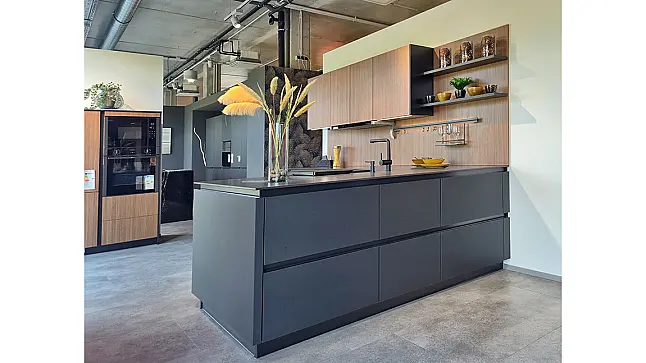 L-Küche mit Schrank