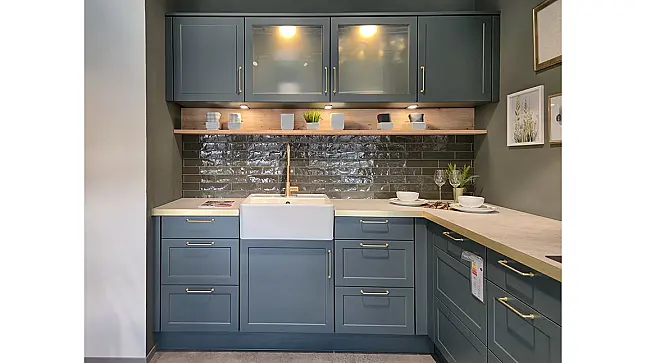 L-Küche mit Schrank