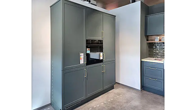 L-Küche mit Schrank