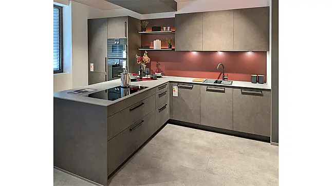 L-Küche mit Schrank
