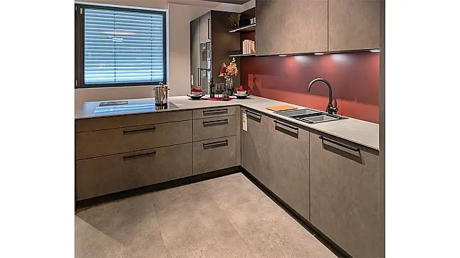 L-Küche mit Schrank