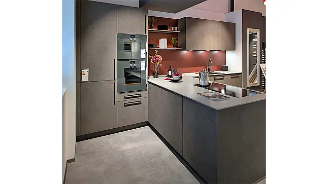 L-Küche mit Schrank