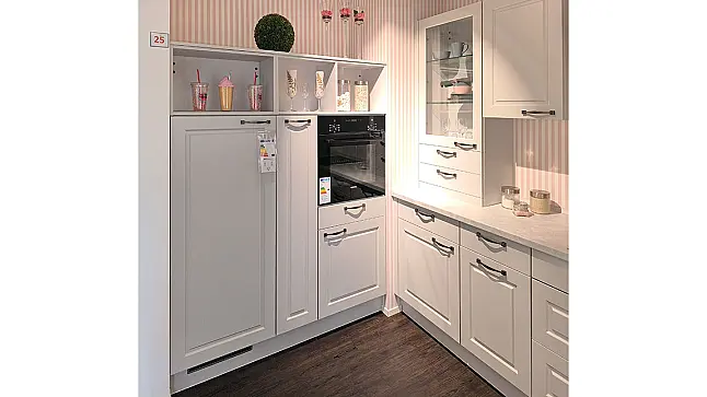 L-Küche mit Schrank