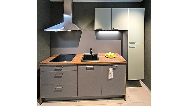 Küchenleiste mit Schrank u. Tisch