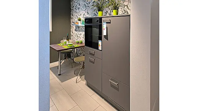 Küchenleiste mit Schrank u. Tisch