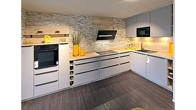 L-Küche mit Schrank u. Tisch