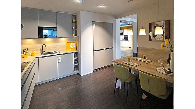 L-Küche mit Schrank u. Tisch