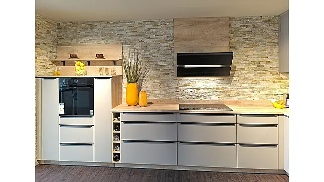 L-Küche mit Schrank u. Tisch