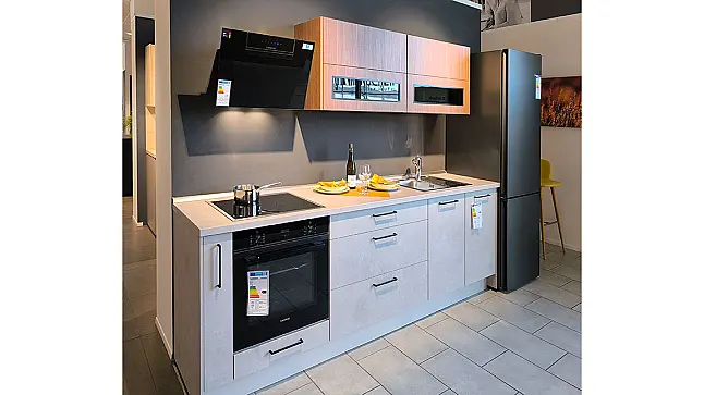 Küchenzeile mit Schrank