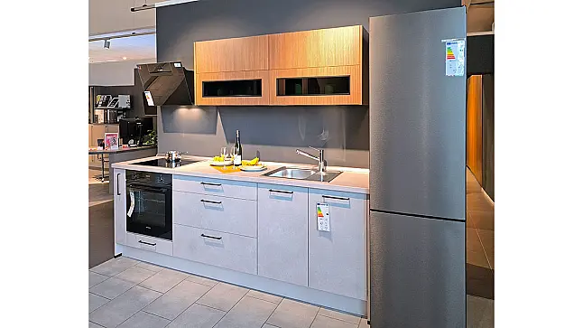 Küchenzeile mit Schrank
