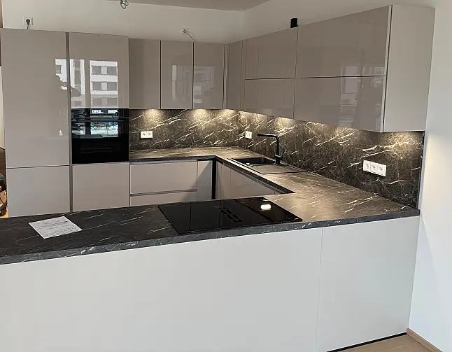 Moderne U-Küche mit Arbeitsplatte in Marmor Teramo Nachbildung