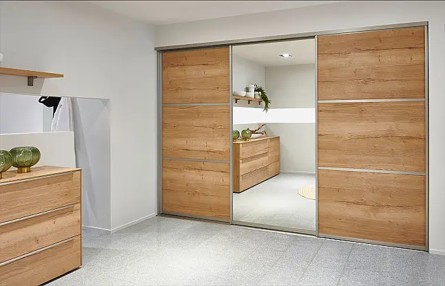 Exklusives Badezimmer verdeckt mit Schiebetüren - Sideboard - Regale - Waschtisch &amp; LED-Spiegel