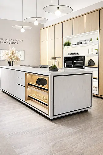 Traumhafte Gamadecor/Porcelanosa Musterküche mit großer Insel – modern in Holz &amp; Weiß. Ausstellungsküche zum Abverkauf - in Heinsberg.
