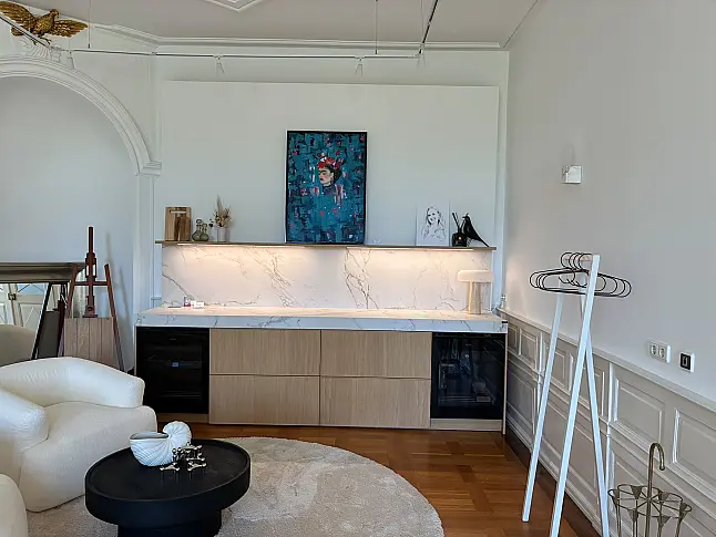 Design-Champagner-Bar | Ballerina Echtholzfurnier &amp; Lichtkonzept I Dekton marmoriert