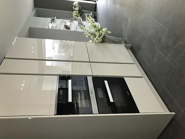 Musterküche S 2 -SLG sterlinggrau hochglänzend smartlack