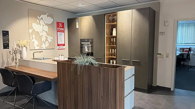 Zeitlos, elegante Küche mit Keramikarbeitsplatte