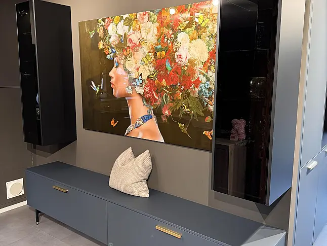 Blaue Küche mit Glas Arbeitsplatte und modernem Design