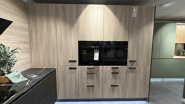 Großzügige U-Küche in eleganter Farbkombination