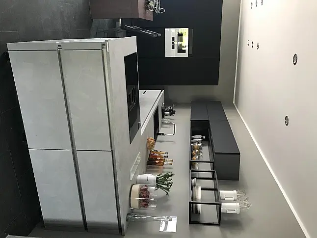 NOLTE MUSTERKÜCHE MATRIX 150 Manhattan beton hellgrau-Decor mit samtmattschwarz