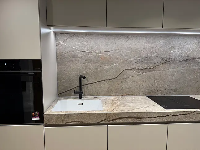 Moderne grifflose Küche mit matten Fronten und Keramikarbeitsplatte