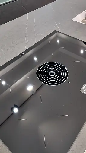 AV 2045 Hochwertige Ausstellungsküche Grifflos in Marmor dunkel