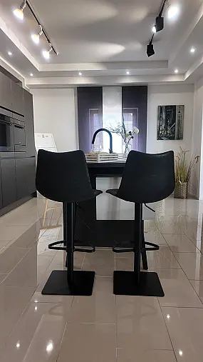 AV 2045 Hochwertige Ausstellungsküche Grifflos in Marmor dunkel
