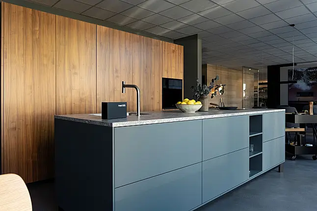 Kücheninsel mit BORA Professional 3.0 Kochfeldabzug ( Preis ohne Geräte der Hochschränke 26.800€ )
