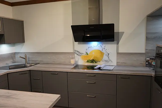 Seidenmatt lackierte Designküche in Quarzgrau