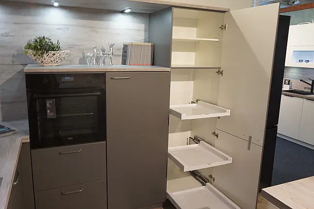 Seidenmatt lackierte Designküche in Quarzgrau