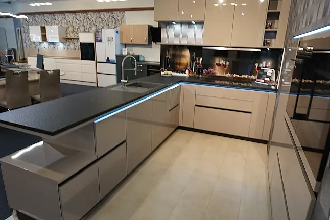 Grifflose Design Hochglanz-Lackküche L-Form mit Hochschrank-Modulen, Rückwandverkleidung, Granitarbeitsplatte und Glas-Nischenrückwand