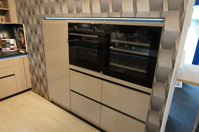 Grifflose Design Hochglanz-Lackküche L-Form mit Hochschrank-Modulen, Rückwandverkleidung, Granitarbeitsplatte und Glas-Nischenrückwand