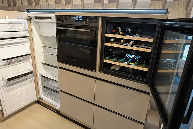 Grifflose Design Hochglanz-Lackküche L-Form mit Hochschrank-Modulen, Rückwandverkleidung, Granitarbeitsplatte und Glas-Nischenrückwand
