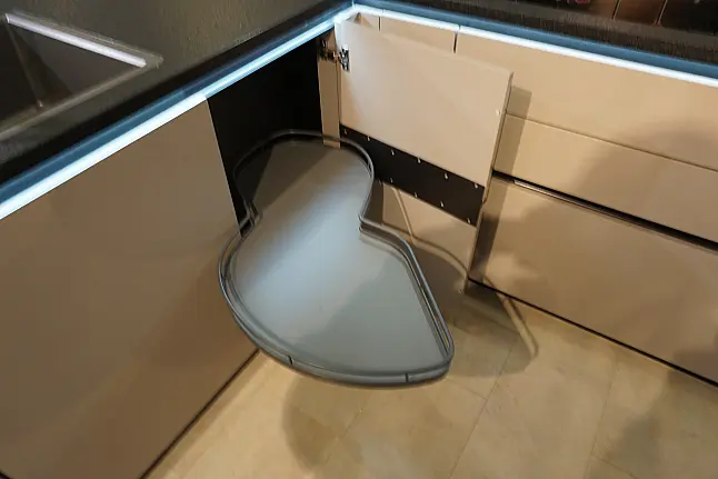 Grifflose Design Hochglanz-Lackküche L-Form mit Hochschrank-Modulen, Rückwandverkleidung, Granitarbeitsplatte und Glas-Nischenrückwand