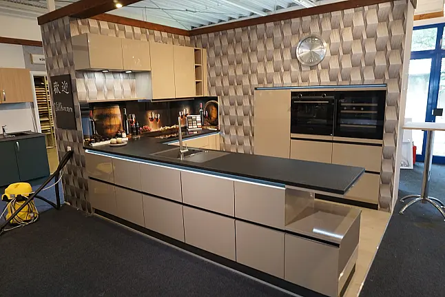 Grifflose Design Hochglanz-Lackküche L-Form mit Hochschrank-Modulen, Rückwandverkleidung, Granitarbeitsplatte und Glas-Nischenrückwand