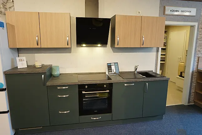 Kleine Zeile in Akzentfarbe Black green mit Absetzung Rillenoptik Soft Groove