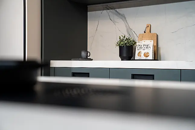 Elegante Küche mit Pocket Doors und Insel mit Holz und angenehmer Farb-Kombi
