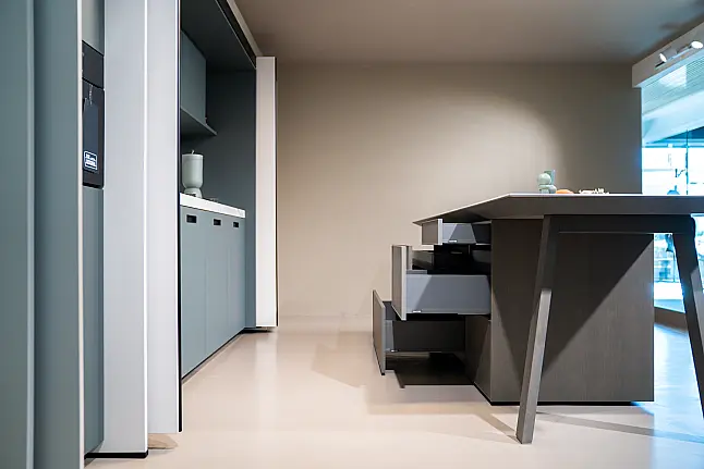 Elegante Küche mit Pocket Doors und Insel mit Holz und angenehmer Farb-Kombi