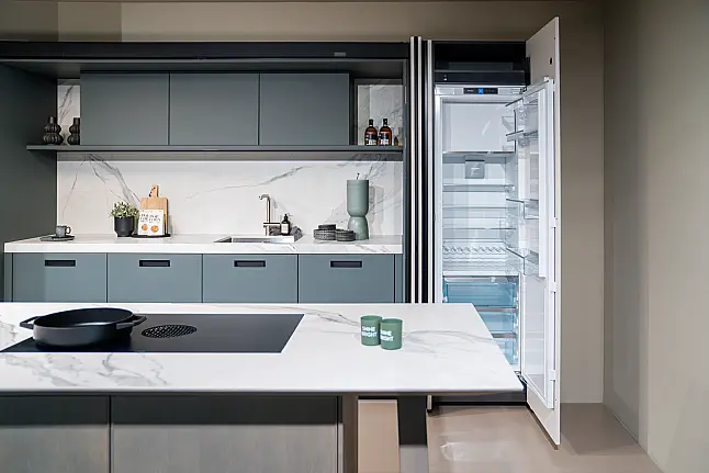 Elegante Küche mit Pocket Doors und Insel mit Holz und angenehmer Farb-Kombi