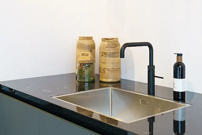 Elegante donkergroene L-keuken