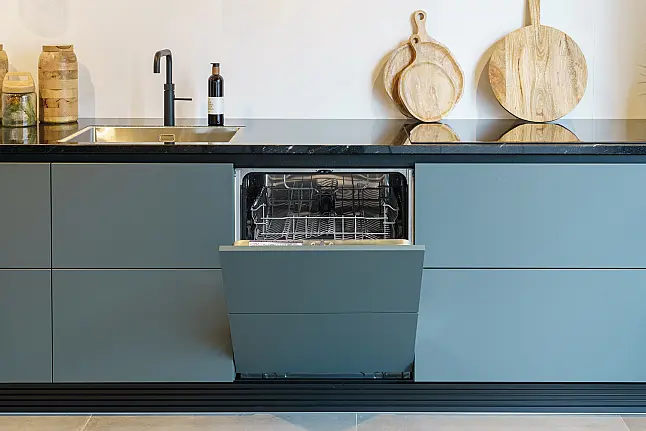 Elegante donkergroene L-keuken