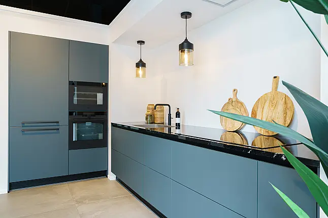 Elegante donkergroene L-keuken