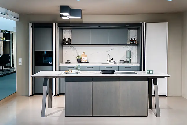 Elegante Küche mit Pocket Doors und Insel mit Holz und angenehmer Farb-Kombi