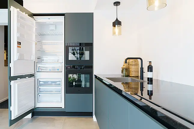 Elegante donkergroene L-keuken