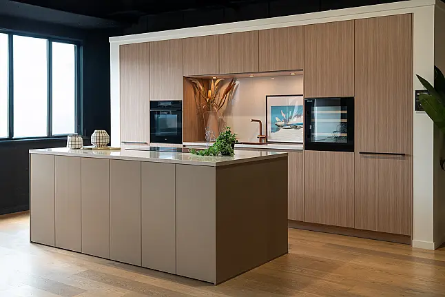 Eiken ribbelstructuur eilandkeuken