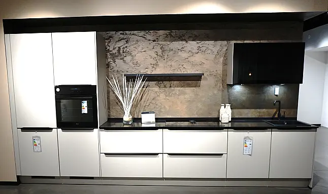 Sandbeige seidenmatt und Quarzstein Arbeitsplatte