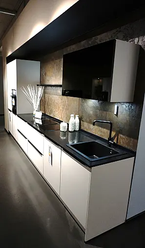 Sandbeige seidenmatt und Quarzstein Arbeitsplatte