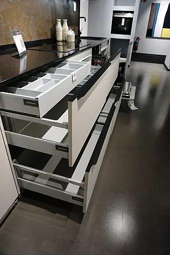 Sandbeige seidenmatt und Quarzstein Arbeitsplatte