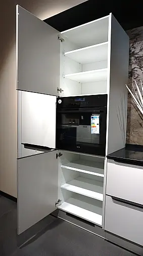 Sandbeige seidenmatt und Quarzstein Arbeitsplatte